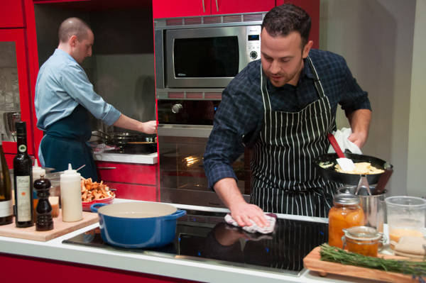 Kinh nghiệm khi vệ sinh bếp đôi từ hồng ngoại của Đức 